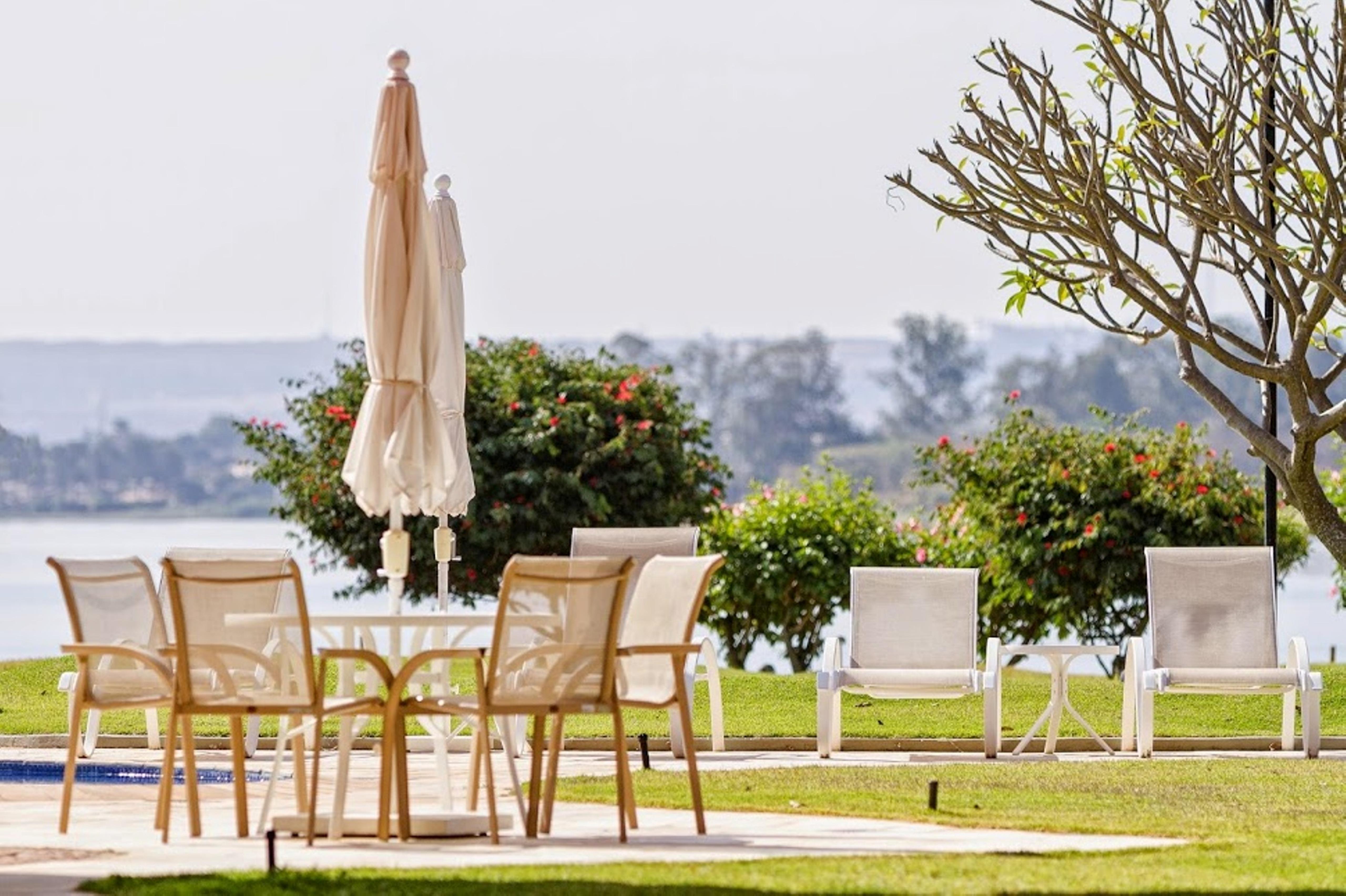 Hotel Royal Tulip Brasilia Alvorada Exterior foto The resort's pool area