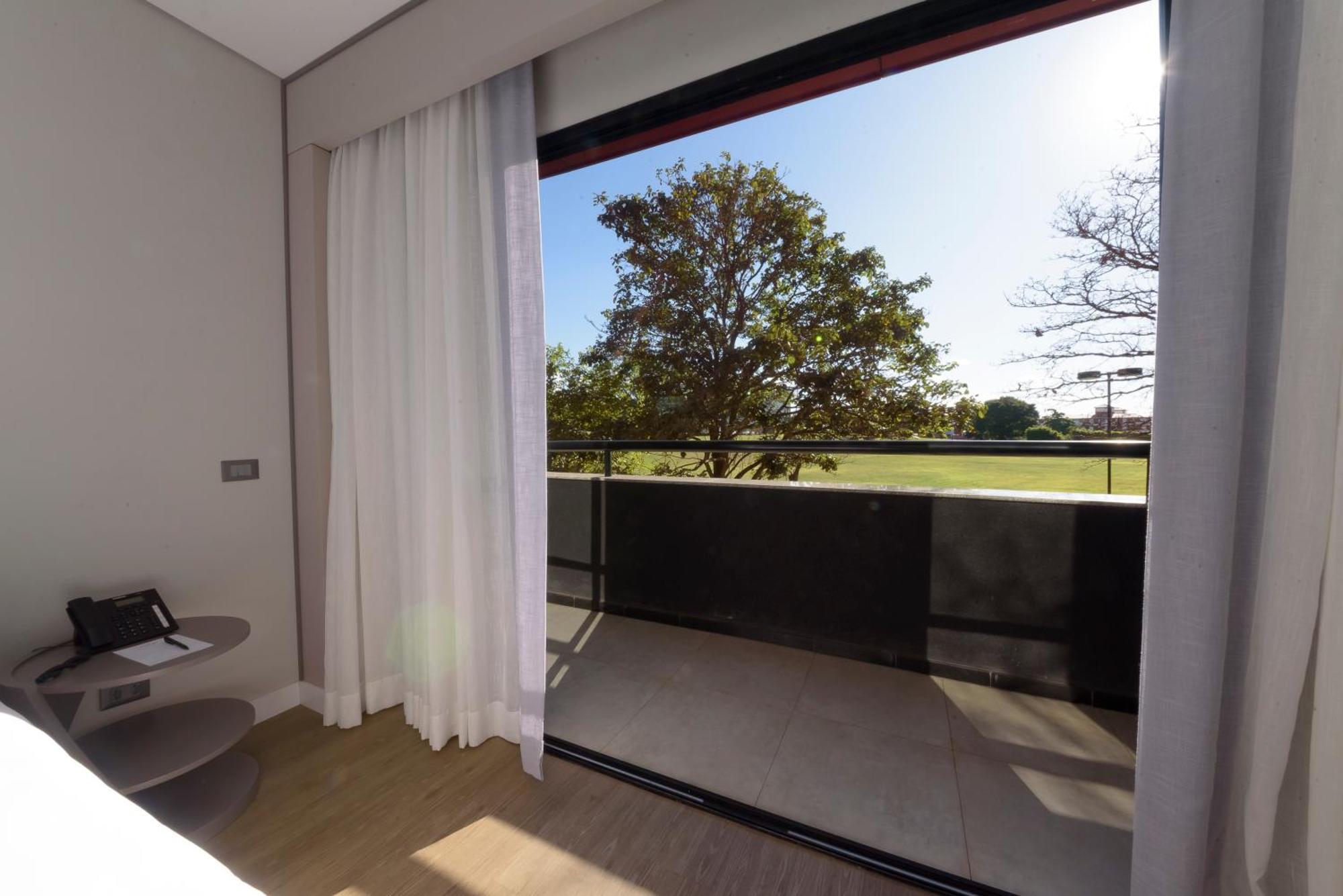 Hotel Royal Tulip Brasilia Alvorada Zimmer foto A view of the balcony of a typical apartment at the complex.