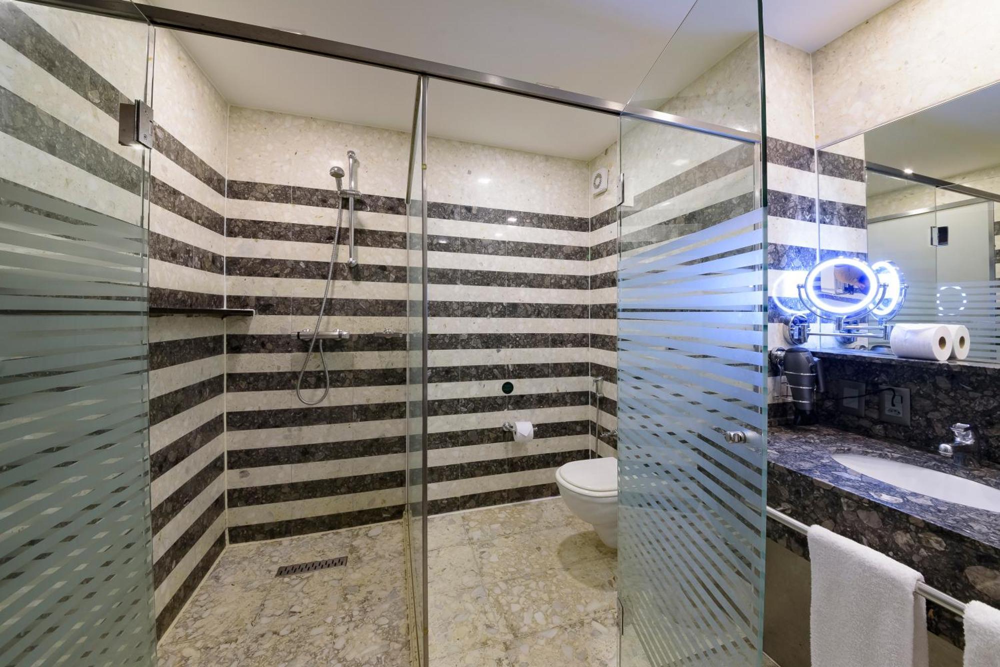 Hotel Royal Tulip Brasilia Alvorada Exterior foto A shower enclosure